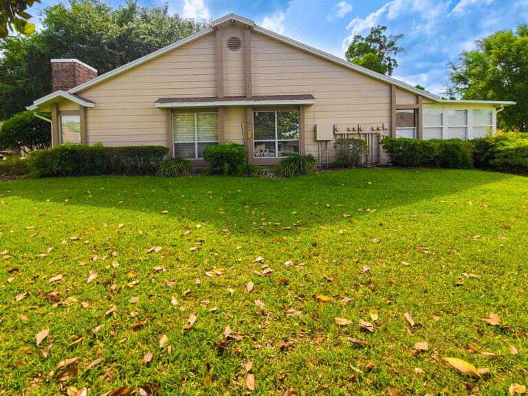 Side yard exterior Maple Townhouse Ocala FL HOA community